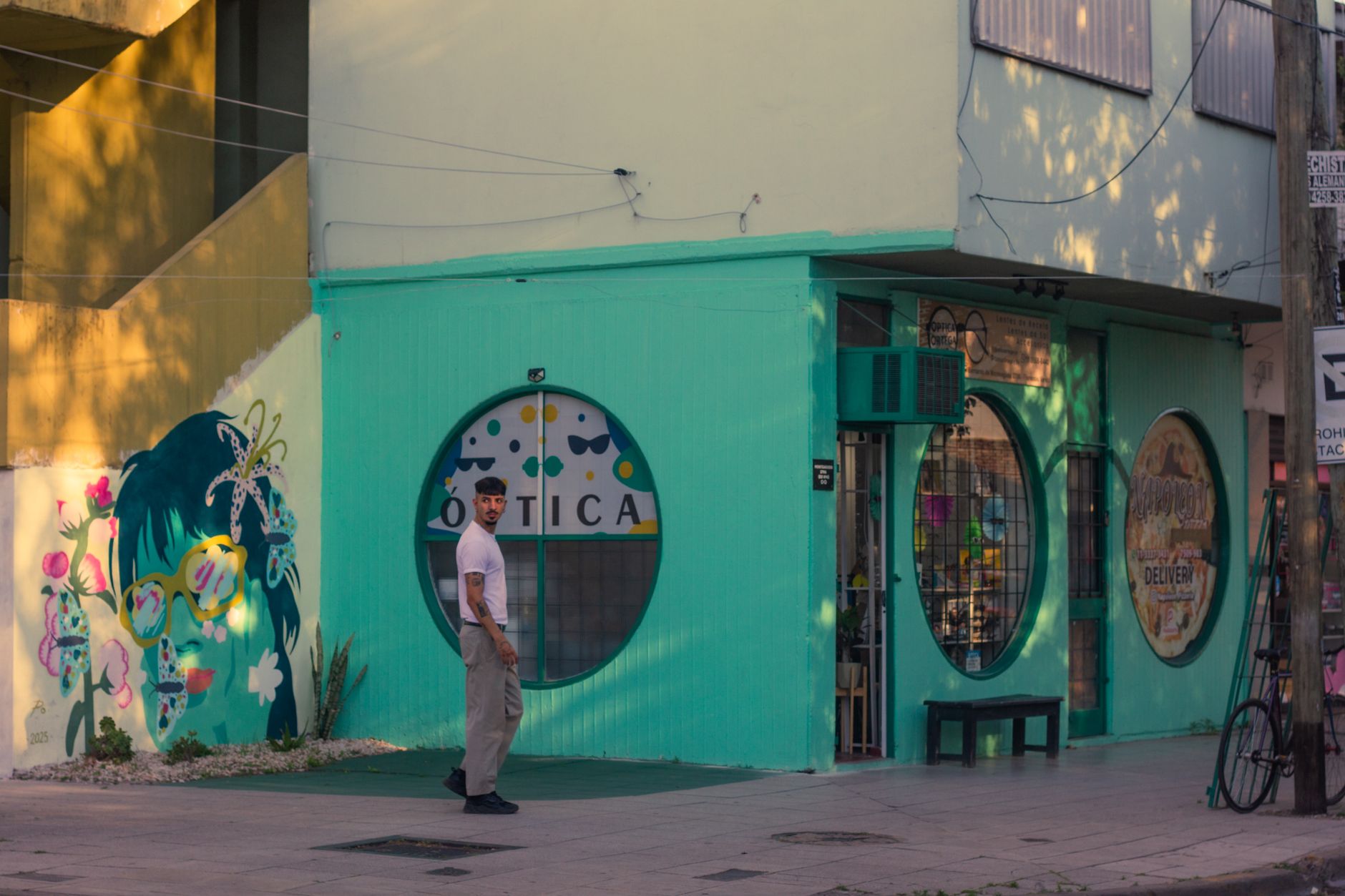 Fachada de un pequeño comercio local